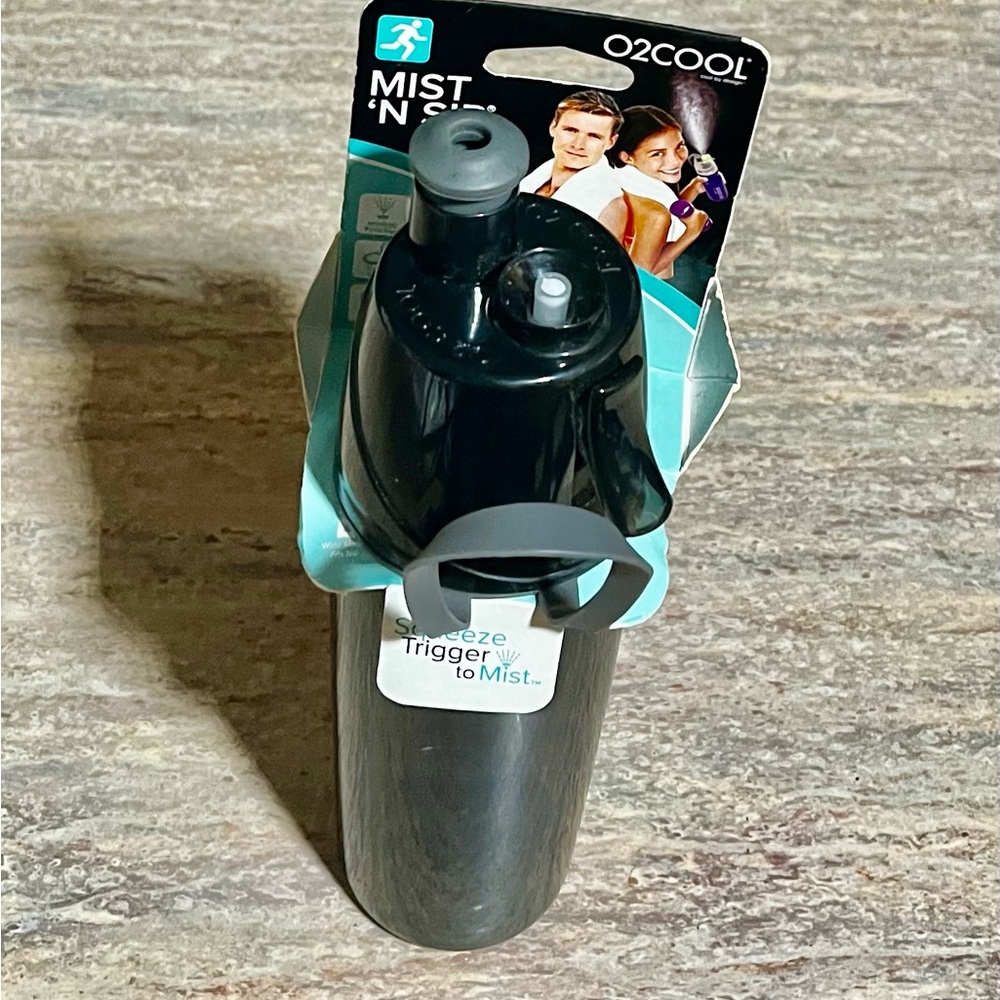 NWT O2 cool mist n sip squeeze trigger to mist plastic water bottle